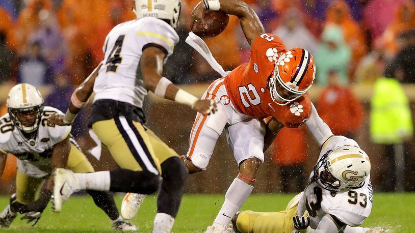 Antonio Simmons #93 of the Georgia Tech Yellow Jackets tries to stop Kelly Bryant #2 of the Clemson Tigers during their game at Memorial Stadium on October 28, 2017 in Clemson, South Carolina.  (Photo by Streeter Lecka/Getty Images)