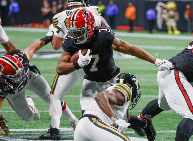 Atlanta Falcons running back Bijan Robinson (7) works through traffic and scores a touchdown during the first half of an NFL football game against the New Orleans Saints in Atlanta on Sunday, Nov. 26, 2023.   (Bob Andres for the Atlanta Journal Constitution)