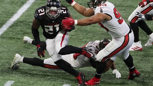 122020 Atlanta: Atlanta Falcons running back Todd Gurley catches a pass for a first down on the opening drive against the Tampa Bay Buccaneers during the 1st quarter in a NFL football game on Sunday, Dec. 20, 2020, in Atlanta.  “Curtis Compton / Curtis.Compton@ajc.com”