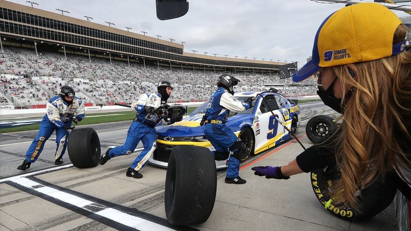 His crew races to change tires as Chase Elliott makes a pit stop during the Atlanta Motor Speedway Folds of Honor Quick Trip 500 on Sunday, March 21, 2021, in Hampton. (Curtis Compton / Curtis.Compton@ajc.com)