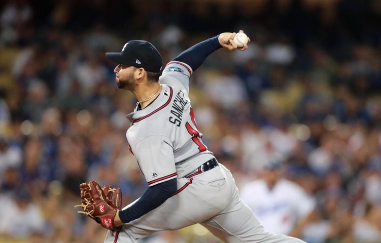 Photos: Braves seek to get even with Dodgers in Game 2
