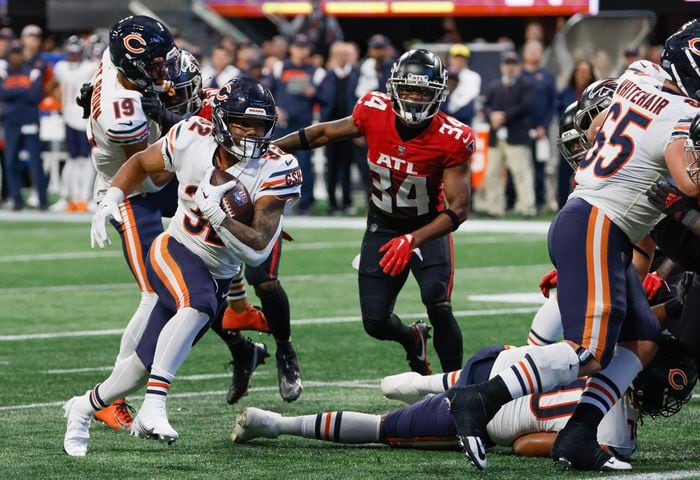 Bears running back David Montgomery runs for a touchdown while being pursued by Falcons cornerback Darren Hall on Sunday in Atlanta. The Falcons won 27-24. (Bob Andres / for The Atlanta Journal-Constitution)