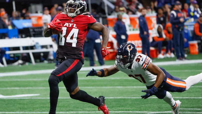 Atlanta's Cordarrelle Patterson evades Chicago's Elijah Hicks on a kickoff return for a touchdown Sunday at Mercedes-Benz Stadium. (Bob Andres / for The Atlanta Journal-Constitution)