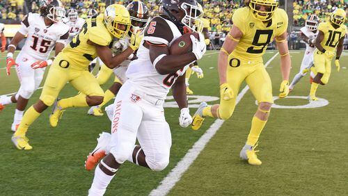 EUGENE, OR - SEPTEMBER 01: Running back Ra'veion Hargrove #6 of the Bowling Green Falcons returna a kickoff as wide receiver Brenden Schooler #9 of the Oregon Ducks closes in during the third quarter of the qame at Autzen Stadium on September 1, 2018 in Eugene, Oregon.  (Photo by Steve Dykes/Getty Images)