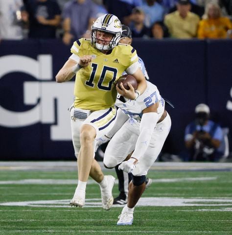 Georgia Tech Yellow Jackets quarterback Haynes King (10) runs up the middle for a gain of 52 yards to set up Tech's go-ahead touchdown during the fourth quarter.  (Bob Andres for the Atlanta Journal Constitution)