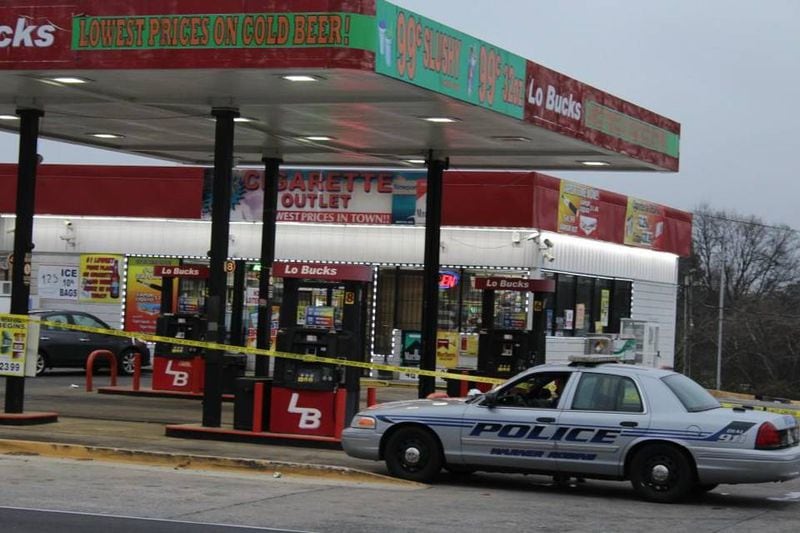 A clerk was shot Sunday during a robbery in Warner Robins. (Credit: Macon Telegraph)