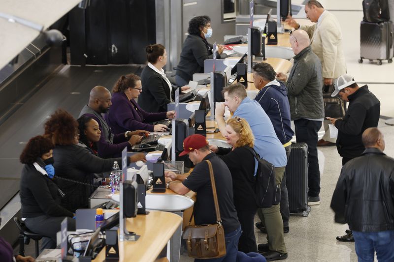 Travelers lineup at check-in Delta counters at Hartsfiel-Jackson Atlanta International Airport on Thursday, October 27, 2022. This coming holiday season, Airport crowds are expected as Thanksgiving travel rebounds. Miguel Martinez / miguel.martinezjimenez@ajc.com