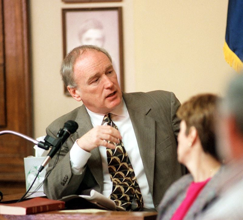 LAFAYETTE, GEORGIA — In the Tokars murder trial, Jerry Froelich, one of Fred Tokars’ defense attorneys, was put on the witness stand for the defense as an expert witness in federal cases. Froelich is seen here talking to jury members. (Atlanta Journal-Constitution 1997 file photo)
