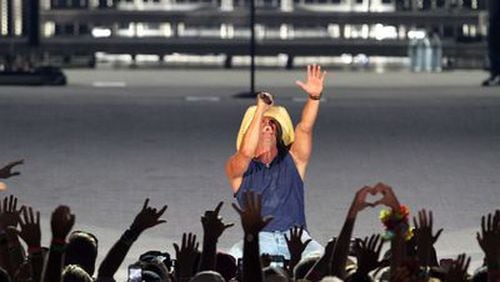Kenny Chesney throws his entire being into entertaining a crowd. Photo: Robb D. Cohen/www.RobbsPhotos.com