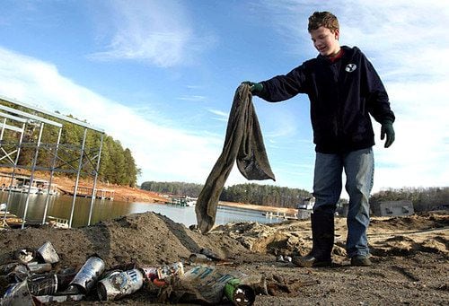 Boy Scouts clean up Lake Lanier