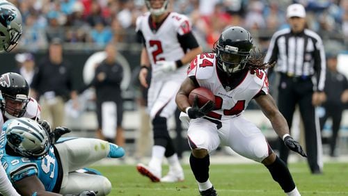 Devonta Freeman of the Falcons runs the ball against the Panthers in the second quarter during their game at Bank of America Stadium on November 5, 2017 in Charlotte, North Carolina.  (Photo by Streeter Lecka/Getty Images)