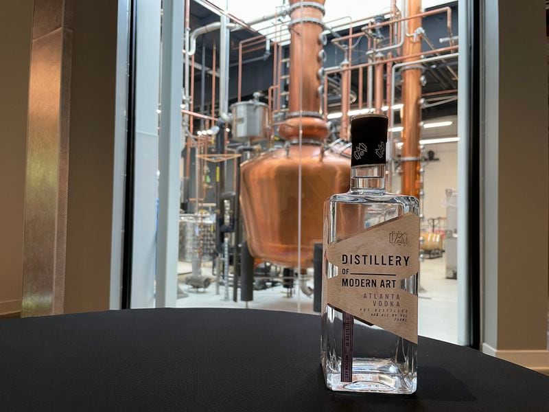 Τα μπουκάλια του Distillery of Modern Art προορίζονται για να ξεχωρίζουν σε ένα πίσω μπαρ και επίσης να είναι εύκολα κατανοητά από τους μπάρμαν.  Angela Hansberger για το The Atlanta Journal-Constitution