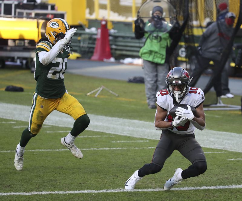 Bucs wide receiver Scotty Miller makes a touchdown catch at the end of the first half of the NFC Championship Game in Green Bay on Jan. 24, 2021.