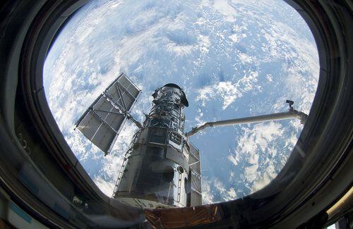Spacewalkers repair Hubble
