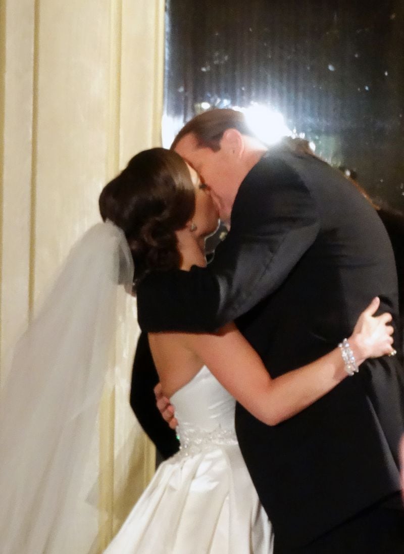 Steve Rickman and Amanda Bakalar seal it with a kiss. CREDIT: Rodney Ho/rho@ajc.com