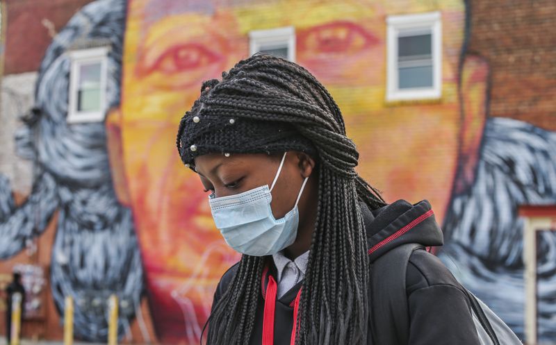 March 23, 2017 Atlanta : Wearing a mask for pollen, Jacara Jackson Ð 14 waited for her school bus to Inman Middle School on Thursday, March 23, 2017 in the 400 block of Edgewood Avenue in Atlanta near ÒThe Sunrise of EdgewoodÓ mural. The good news is pollen is down fromÊÒextremely highÓ ranges to high. The pollen count was 1,948 particles of pollen per cubic meter of air Wednesday, according to Atlanta Allergy and Asthma. It dropped to 644 Thursday.Ê The count this time last year was 2,402, and last yearÕs season high was 4,107. Channel 2 Action News meteorologist Katie Walls forecast Friday to have Sun and clouds with a high temperature of 60. JOHN SPINK /JSPINK@AJC.COM