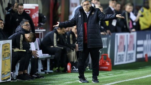 Atlanta United manager Gerardo ‘Tata’ Martino argues a play with the sideline referee during the second half of the game. (Miguel Martinez / Mundo Hispanico)