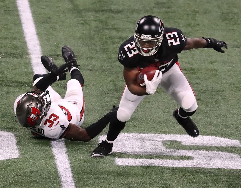 Falcons running back Brian Hill makes a reception against the Tampa Bay Buccaneers during the first quarter Sunday, Dec. 20, 2020, in Atlanta. (Curtis Compton / Curtis.Compton@ajc.com)