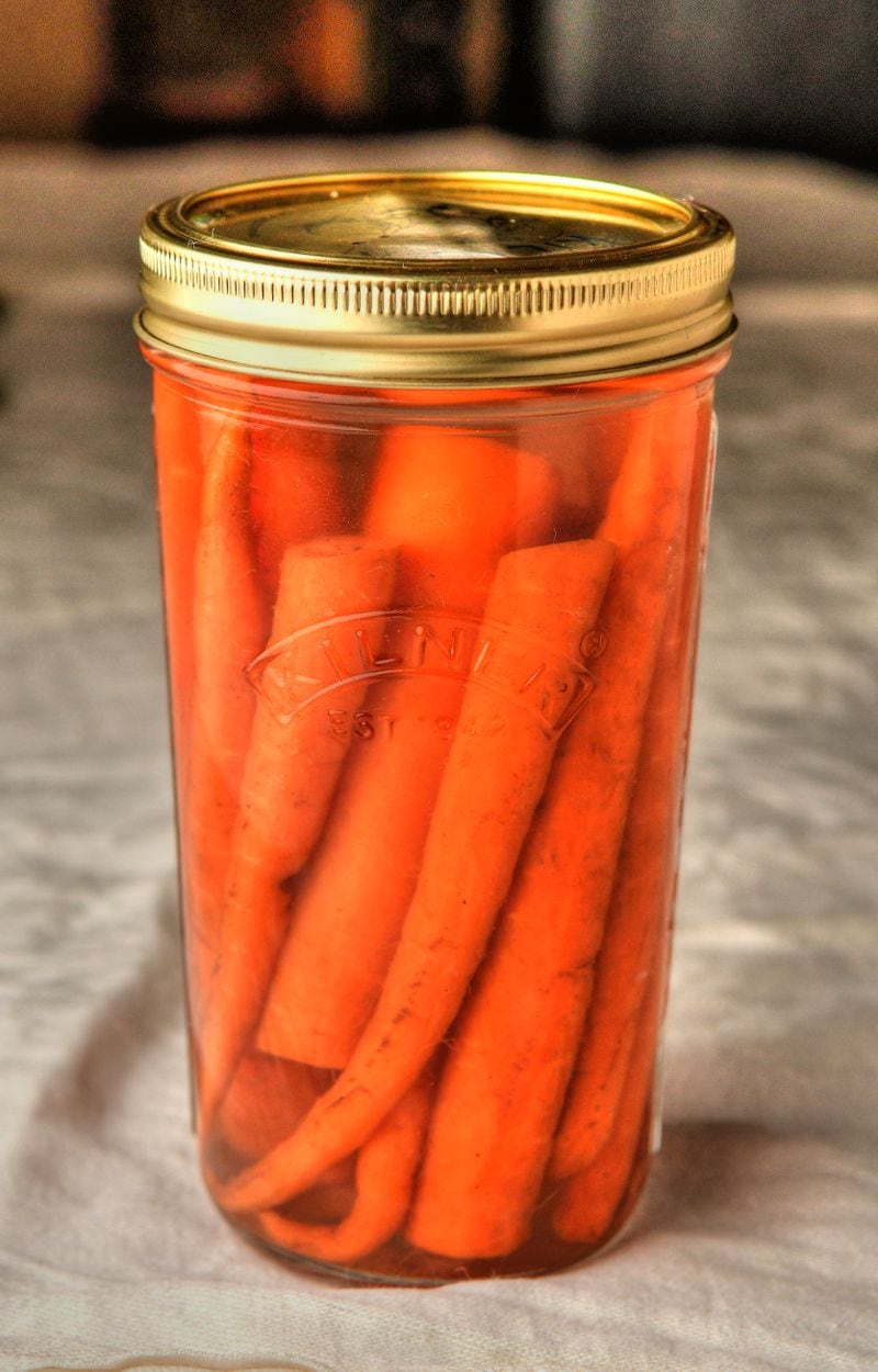 Mėgaukitės marinuotų morkų lazdelėmis kaip užkandį arba naudokite jas, kad į kitą patiekalą įdėtumėte prieskonių.  (Stilius Julia Skinner / Chrisas Huntas AJC)