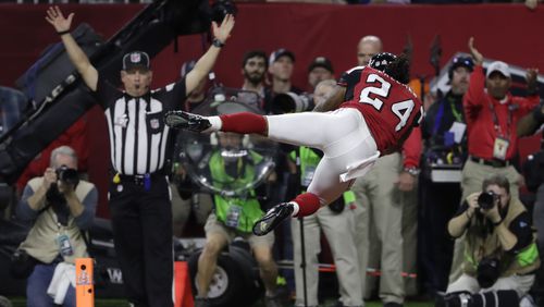 Atlanta Falcons' Devonta Freeman dives in the end zone after scoring a touchdown during the first half of the NFL Super Bowl 51 football game against the New England Patriots Sunday, Feb. 5, 2017, in Houston. (AP Photo/Matt Slocum)