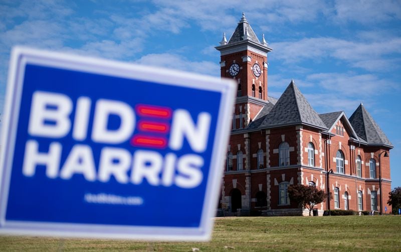 201106-Jonesboro-A Biden-Harris sign stands on the lawn in front of the Historic Clayton County Courthouse in Jonesboro on Friday morning, Nov. 6, 2020 after the county pushed Joe Biden into the lead in Georgia election results. Ben Gray for the Atlanta Journal-Constitution