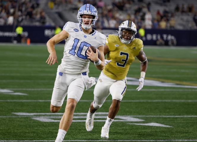 North Carolina Tar Heels quarterback Drake Maye (10) scores a touchdown on a keeper during the second half.  (Bob Andres for the Atlanta Journal Constitution)