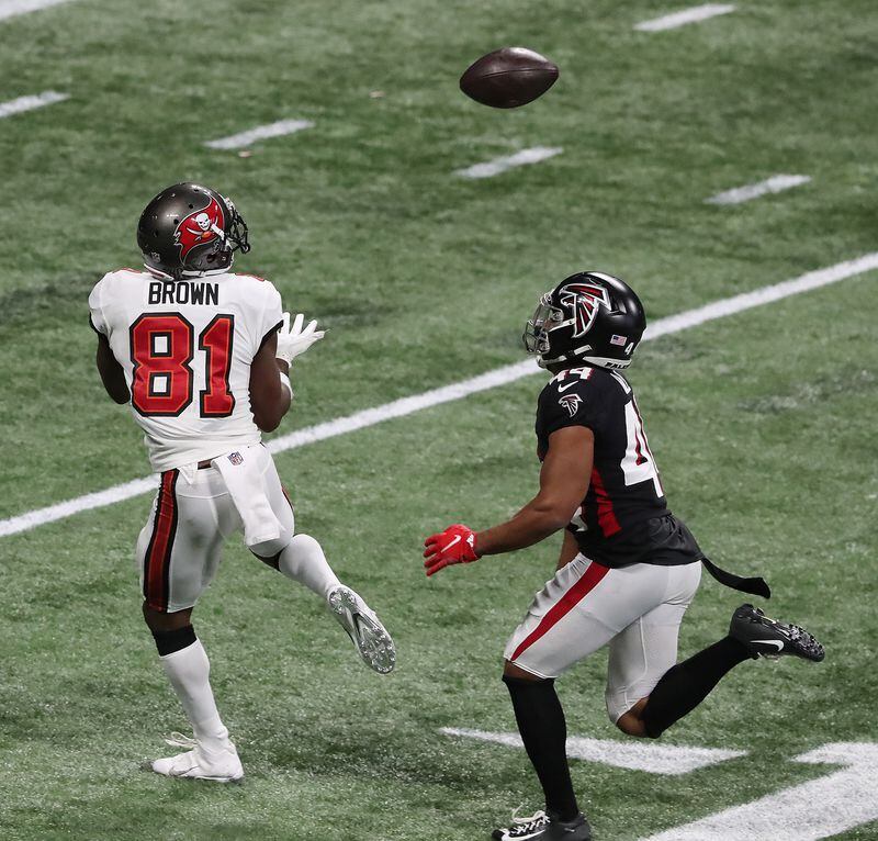 Buccaneers wide receiver Antonio Brown gets past Falcons cornerback Tyler Hall for what was the game-winning touchdown in the final minutes Sunday, Dec. 20, 2020, in Atlanta. The Bucs won 31-27. (Curtis Compton / Curtis.Compton@ajc.com)