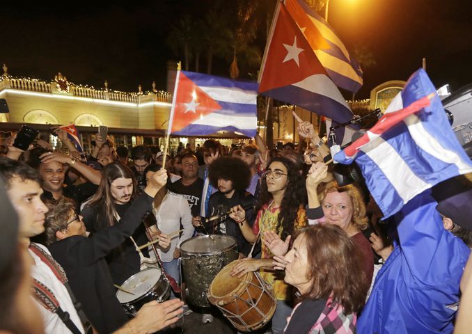 World reacts to Fidel Castro's death