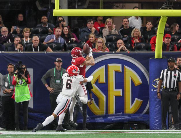 Alabama Crimson Tide wide receiver Jermaine Burton (3) makes an end zone catch for a touchdown over Georgia Bulldogs defensive back Daylen Everette (6) during the first half of the SEC Championship football game at the Mercedes-Benz Stadium in Atlanta, on Saturday, December 2, 2023. (Jason Getz / Jason.Getz@ajc.com)