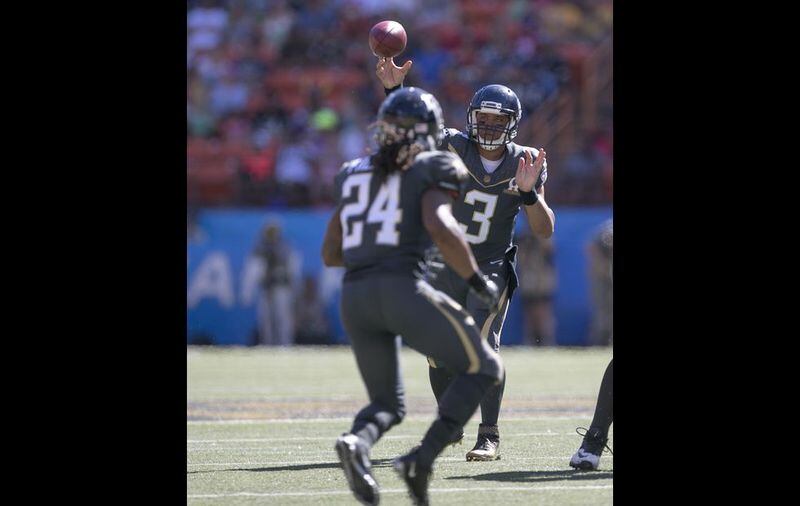 Seattle Seahawks quarterback Russell Wilson (3) of Team Irvin makes a pass to Atlanta Falcons running back Devonta Freeman during the first quarter of the NFL Pro Bowl football game, Sunday, Jan. 31, 2016, in Honolulu. (AP Photo/Marco Garcia)
