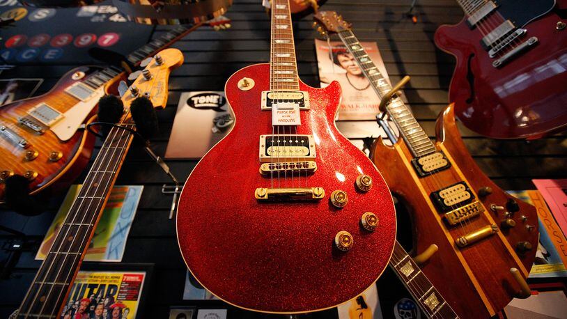 Gibson Les Paul guitars are displayed at the ''30th Street Guitars'' shop on August 13, 2009 in New York City. (Photo by Jemal Countess/Getty Images)
