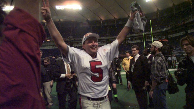990117 Minneapolis, MN-Atlanta Falcons Morten Andersen walks off the field greeting the fans. Anderson kicked the winning field goal that sent the Falcons to the Super Bowl (AJC Staff Photo/Marlene Karas)