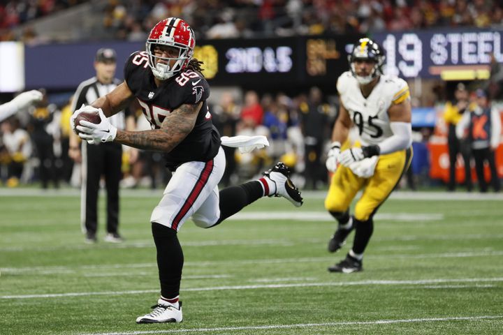 Falcons tight end MyCole Pruitt catches the ball for a touchdown against the Steelers on Sunday at Mercedes-Benz Stadium. (Miguel Martinez / miguel.martinezjimenez@ajc.com)