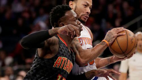 New York Knicks' Derrick Rose, right, pushes past Atlanta Hawks' Dennis Schroder during the first half of the NBA basketball game, Monday, Jan. 16, 2017 in New York. (AP Photo/Seth Wenig)
