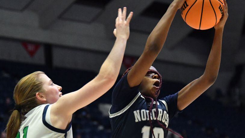 March 12, 2022 Macon - Norcross' Kayla Lindsey (10) grabs a rebound over Harrison's Anna Gernatt (21) during the 2022 GHSA State Basketball Class AAAAAAA Girls Championship game at the Macon Centreplex in Macon on Saturday, March 12, 2022. Norcross won 41-37 over Harrison. (Hyosub Shin / Hyosub.Shin@ajc.com)