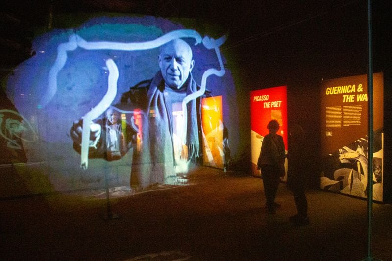 Les gens regardent l'exposition Imagine Picasso Atlanta: Immersive Art Exhibition le jour de l'ouverture à Pullman Yards à Atlanta le jeudi 17 2022. STEVE SCHAEFER POUR L'ATLANTA JOURNAL-CONSTITUTION