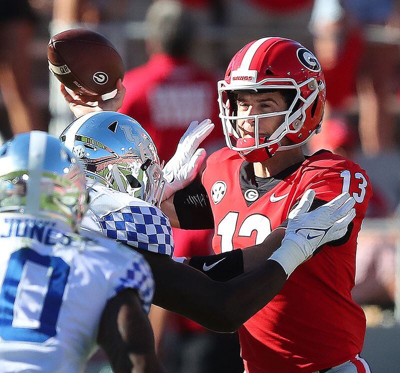 101621 Athens: Georgia quarterback Stetson Bennett looks to pass under pressure from Kentucky during the first half in a NCAA college football game on Saturday, Oct. 16, 2021, in Athens.   “Curtis Compton / Curtis.Compton@ajc.com”