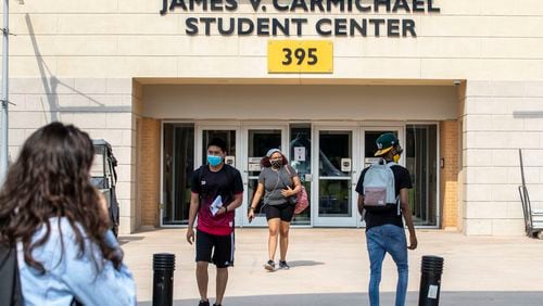 08/17/2020 - Kennesaw, Georgia - Kennesaw State University students wear masks as they maneuver through the campus during the first day of classes at Kennesaw State University's main campus in Kennesaw, Monday, August 17, 2020. (ALYSSA POINTER / ALYSSA.POINTER@AJC.COM)