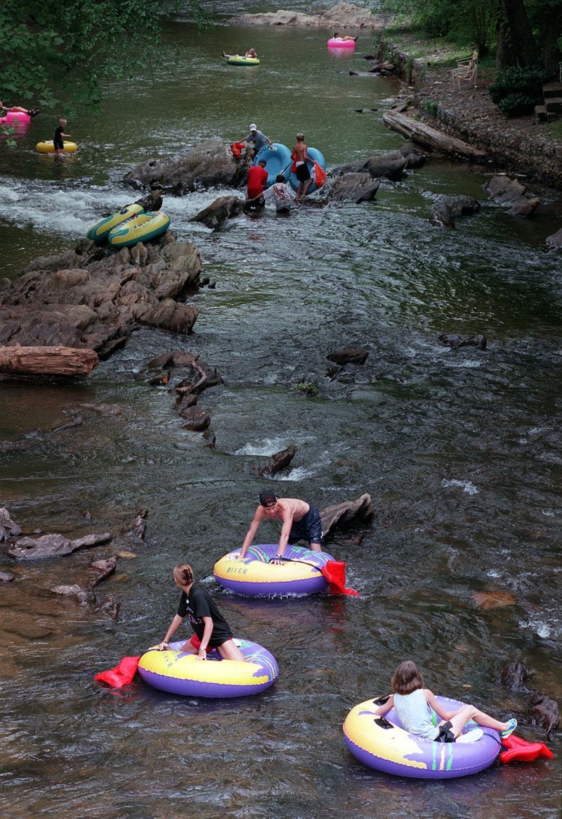 980714 - Helen, Georgia - The Chatahoochee River in Helen, GA attracts many tubers during the hot summer months. Photo taken on July 14, 1998. (AJC Staff Photo/Jean Shifrin)