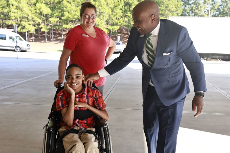 Gwinnett County Public Schools Superintendent Calvin Watts shares a laugh with ninth grade student Qwayvone Taylor and his teacher Buffy McPherson in Lawrenceville on Thursday, Sept. 1, 2022. (Natrice Miller/ natrice.miller@ajc.com)