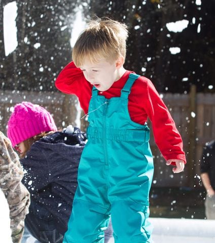 Photos: Playing in snow at Stone Mountain Park