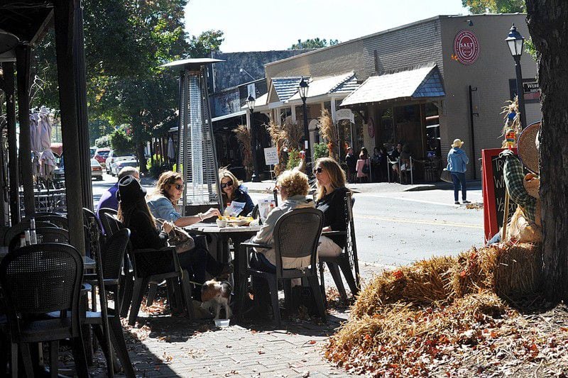 Diners enjoy the view and ambience of historic downtown Roswell. The city has set an open house for Nov. 28 on plans to improve Elm Street in the historic district. AJC FILE