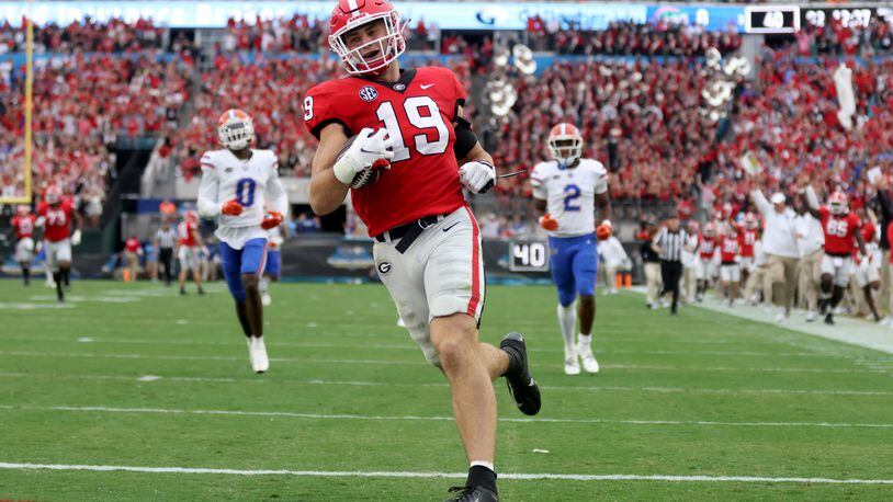 Georgia Bulldogs tight end Brock Bowers (19) scores a 73-yard touchdown reception during the second quarter against the Florida Gators in a NCAA football game at TIAA Bank Field, Oct. 29, 2022, in Jacksonville, Florida. (Jason Getz / Jason.Getz@ajc.com)