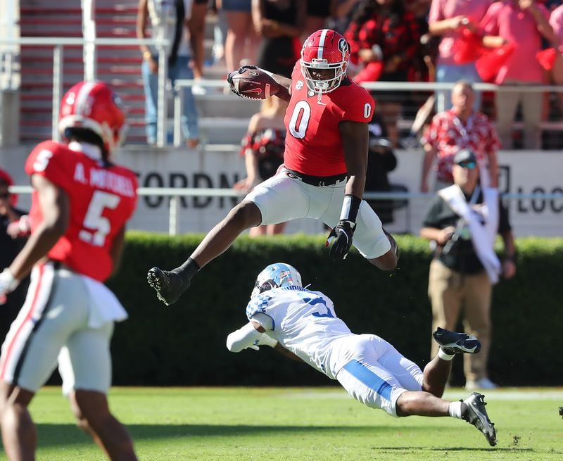 101621 Athens: Georgia tight end Darnell Washington leaps over Kentucky defender DeAndre Square for a first down during the first quarter in a NCAA college football game on Saturday, Oct. 16, 2021, in Athens.   “Curtis Compton / Curtis.Compton@ajc.com”