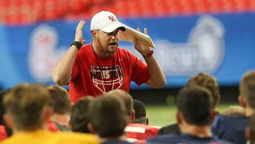 Houston head coach Tom Herman talks to his players during a practice for the Peach Bowl  at the Georgia Dome Tuesday, Dec. 29, 2015, in Atlanta. Houston will face Florida State on New Year's Eve. (AP Photo/John Bazemore)