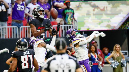 Atlanta Falcons wide receiver Van Jefferson (15) cannot catch the ball on the last play of the game; the Falcons lost against the Minnesota Vikings at Mercedes-Benz Stadium 31-28 on Sunday, November 5, 2023, in Atlanta. Miguel Martinez/miguel.martinezjimenez@ajc.com