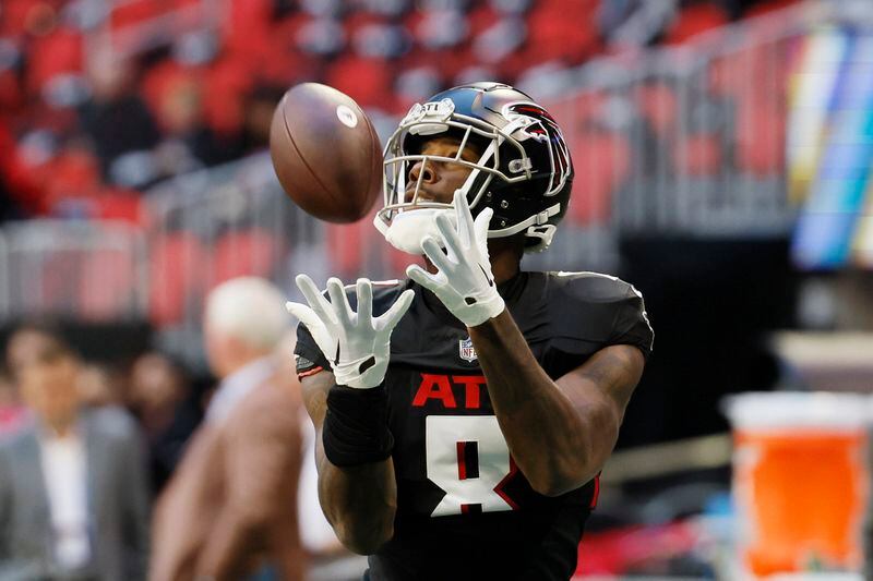 Falcons tight end Kyle Pitts (8) catches the ball during a drill before the game between the Falcons and the Texans on Sunday, October 8, 2023, at Mercedes-Benz Stadium. Miguel Martinez/miguel.martinezjimenez@ajc.com