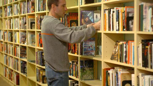 051228 Åtlanta Ga: Jeff McCord in his book store, Bound to be Read Books, which opened in mid-September is sorting through books. Dec 28, 2005 (Renee' Hannans Henry/Staff) Jeff McCord opened Bound to Be Read bookstore in 2005.