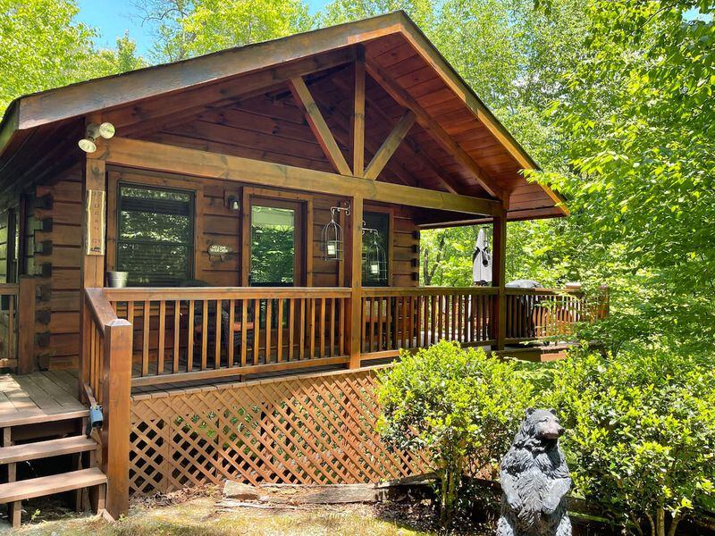 Pets and long-term stays are allowed in this log cabin.