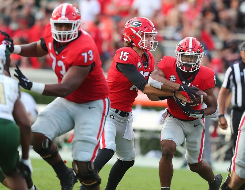 Georgia quarterback Carson Beck hands off to running back Kenny McIntosh against UAB during the second half Saturday, Sept. 11, 2021, in Athens. (Curtis Compton / Curtis.Compton@ajc.com)